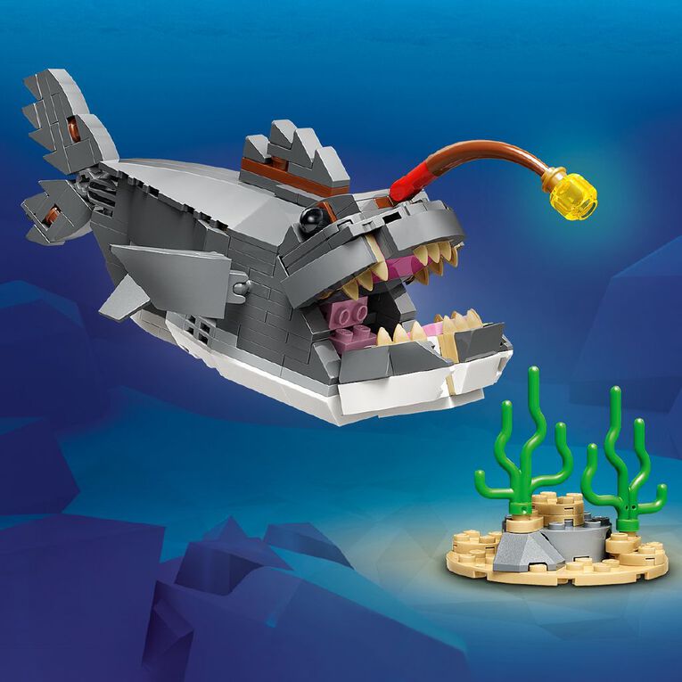 LEGO CREATOR Fierce Shark with a Treasure Chest 31381, , hi-res
