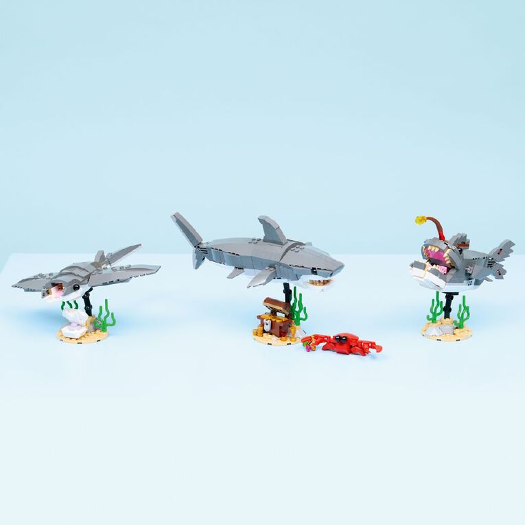 LEGO CREATOR Fierce Shark with a Treasure Chest 31381, , hi-res