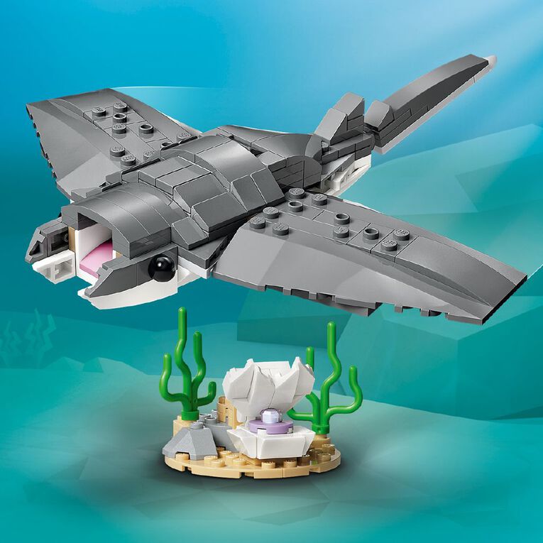 LEGO CREATOR Fierce Shark with a Treasure Chest 31381, , hi-res