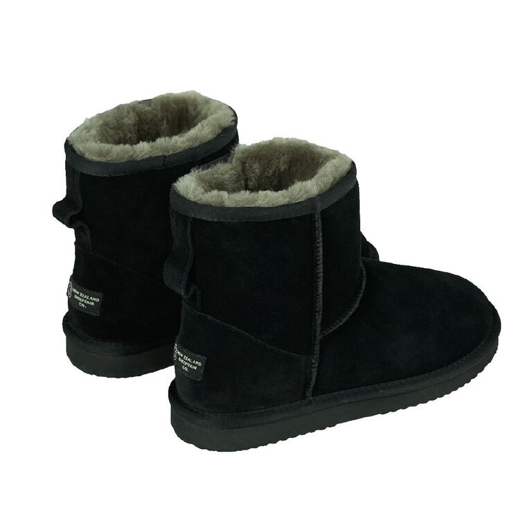 NEW ZEALAND SHEEPSKIN CO. Women's Sheepskin Lined Slipper Boots Box, Black, hi-res