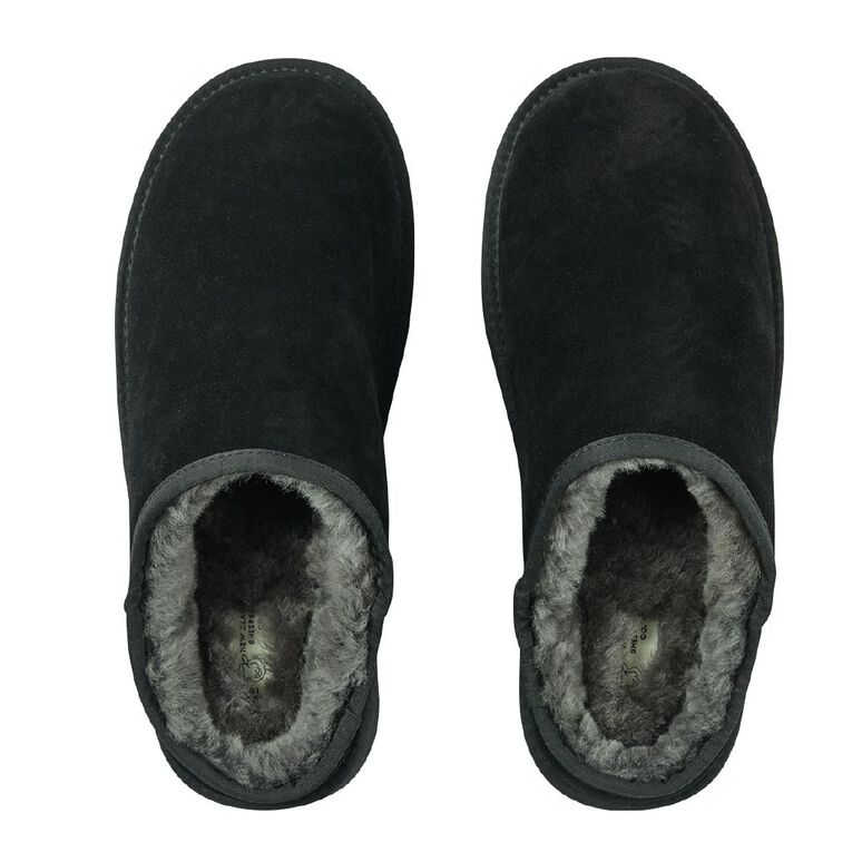 NEW ZEALAND SHEEPSKIN CO. Men's Sheepskin Lined Scuff Slippers, Black, hi-res